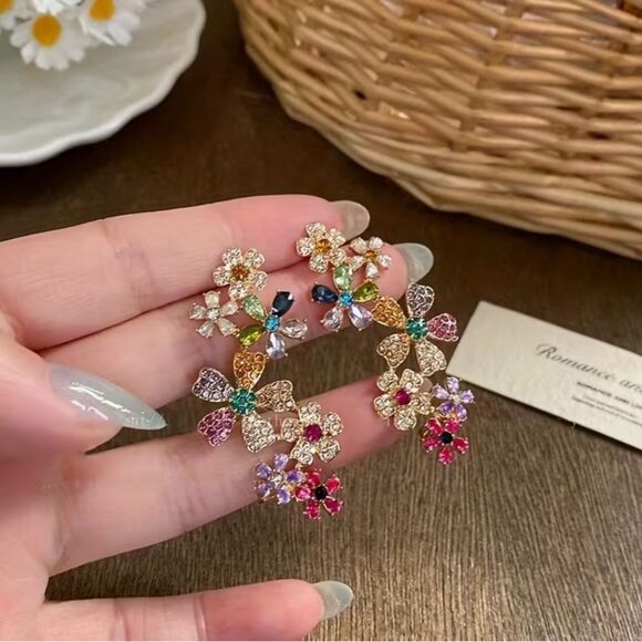 🌺 NEW Floral Multicolor Crystal Earrings 🌺 - Picture 6 of 7